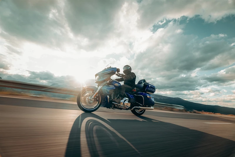 Die heutige Street Glide Ultra führt die Tradition fort - doch auf einem komplett neuen Level. Die heutige Street Glide Ultra führt die Tradition fort - doch auf einem komplett neuen Level.