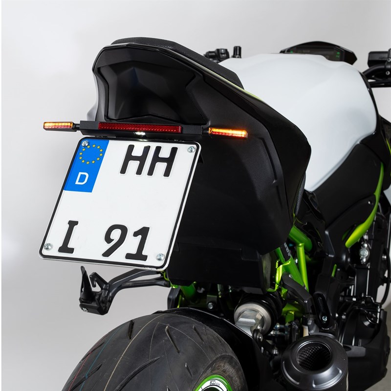 Kennzeichenhalter und -Leuchte erhältst du zusammen ab 99,99€ auf louis.de. © Detlev Louis Motorrad-Vertriebsgesellschaft mbH Kennzeichenhalter und -Leuchte erhältst du zusammen ab 99,99€ auf louis.de. © Detlev Louis Motorrad-Vertriebsgesellschaft mbH