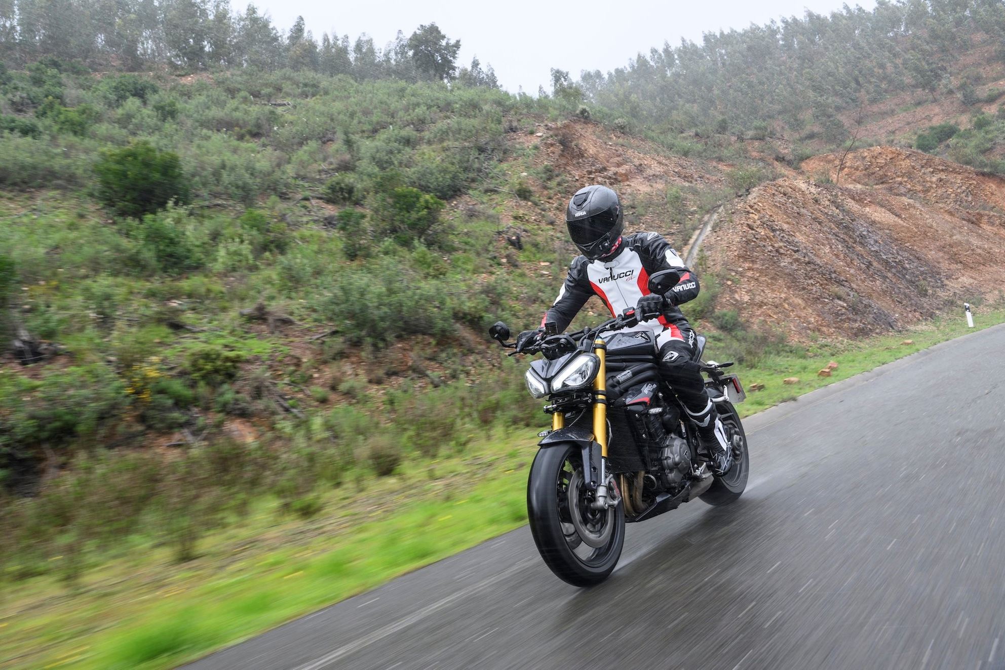 ¡Mal tiempo! En la carretera, durante nuestra prueba en Portugal, enfrentamos condiciones desafiantes.