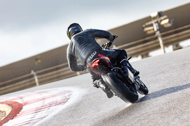 Triumph Speed Triple 1200 RS auf der Rennstrecke Portimao Triumph Speed Triple 1200 RS auf der Rennstrecke Portimao