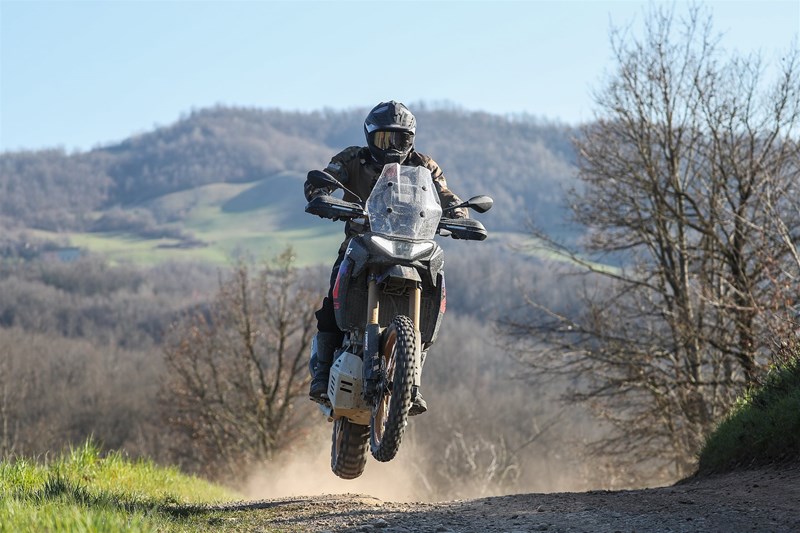 Das überarbeitete Motormapping der Aprilia Tuareg Rally mit besserer Gasannahme bringt viel Power auf die Strasse