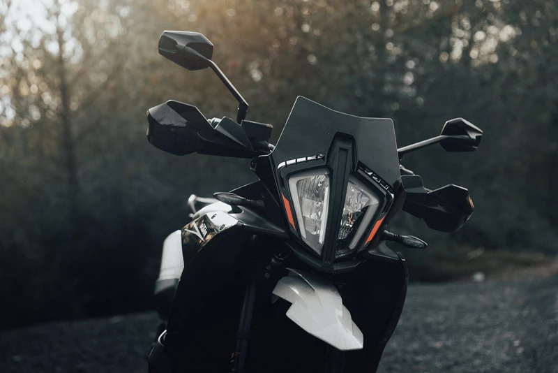 Sportliche Optik, aber wenig Windschutz - das Windschild der SMT. Sportliche Optik, aber wenig Windschutz - das Windschild der SMT.