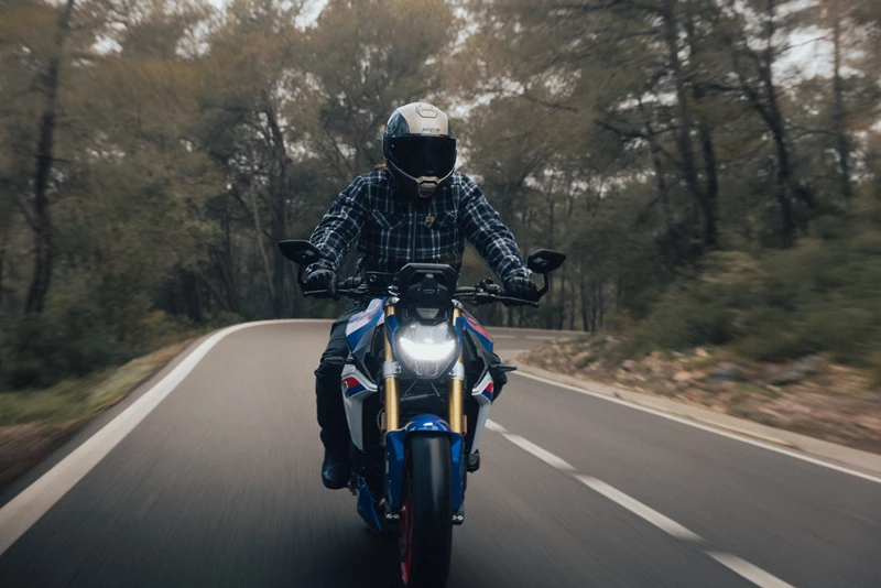 Ergonomisch ist die F 900 R ein Naked Bike, wie es im Buche steht. Ergonomisch ist die F 900 R ein Naked Bike, wie es im Buche steht.