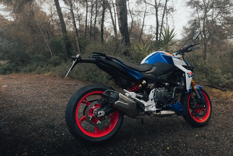 Das Sport-Design mit roten Felgen gibt auf Wunsch ein extrovertiertes Design. Das Sport-Design mit roten Felgen gibt auf Wunsch ein extrovertiertes Design.