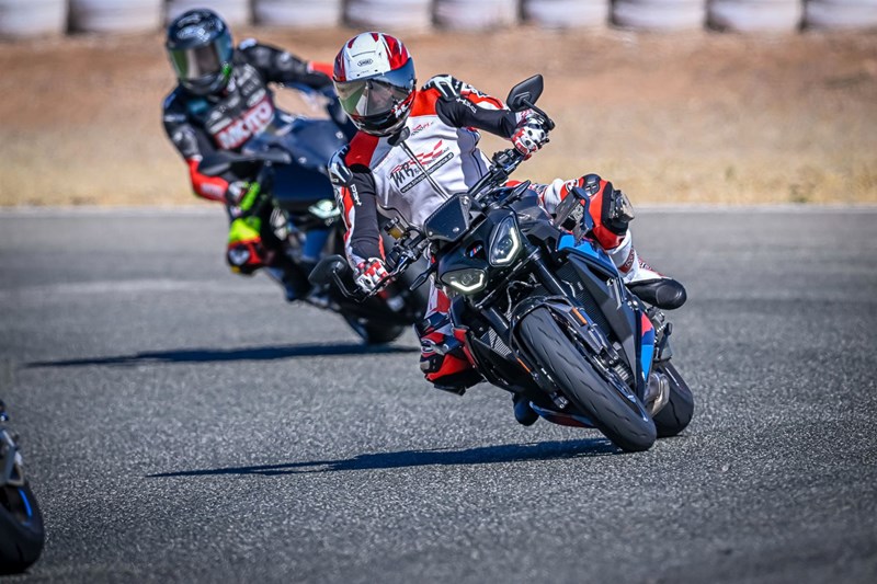 BMW M 1000 R Test 2025 - inklusive Vergleich mit S 1000 R