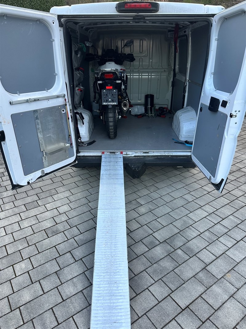 Motorräder beladen mit schmalen Rampen - hier muss man treffsicher sein - und lange Arme haben!