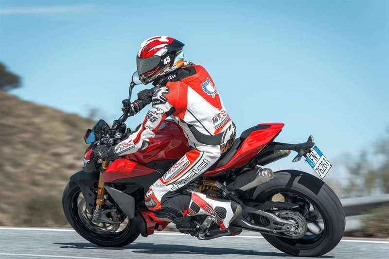 Die Ergonomie auf der Streetfighter V2 S. Die Ergonomie auf der Streetfighter V2 S.