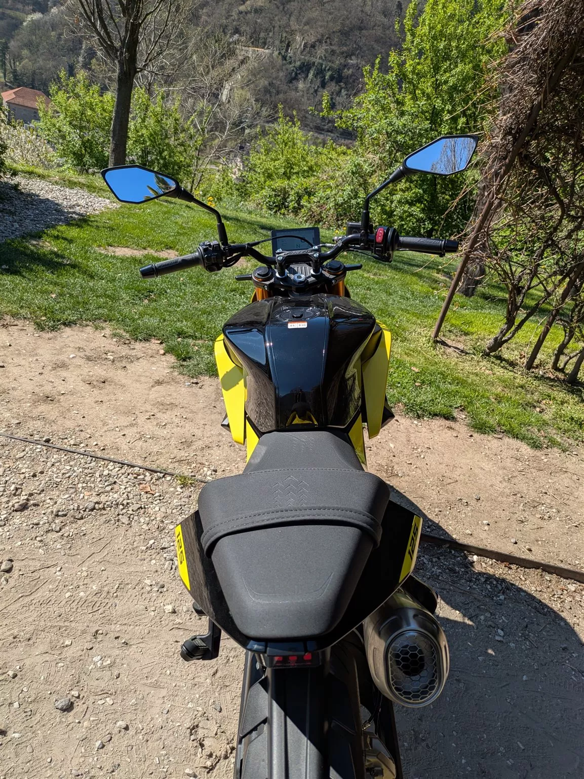 Widok z tyłu motocykla
