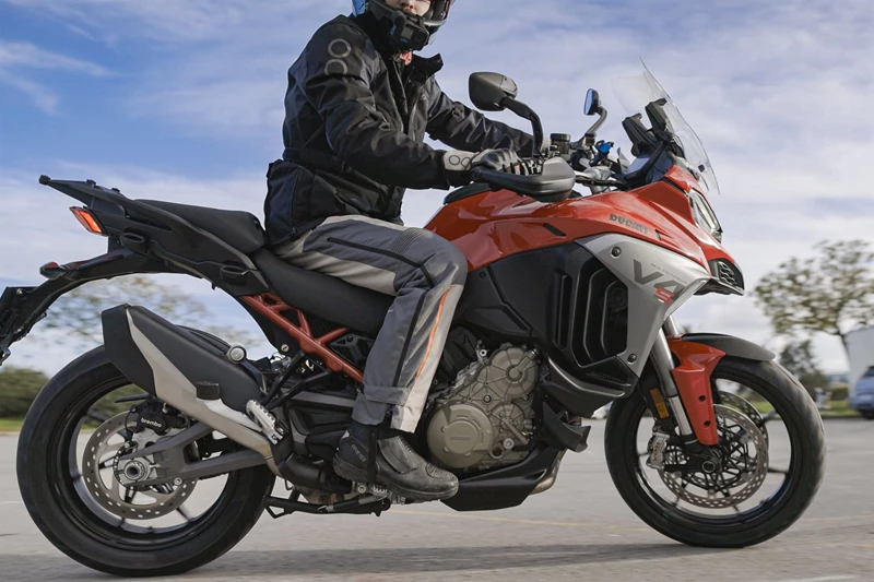 BMW R 1300 GS versus Ducati Multistrada V4 S Vergleich 2025 BMW R 1300 GS versus Ducati Multistrada V4 S Vergleich 2025