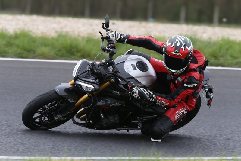 Mex im Sattel der Triumph Speed Triple 1200 RS 2025 beim Test auf der Rennstrecke im Rahmen der 1000PS Bridgestone Trackdays Mex im Sattel der Triumph Speed Triple 1200 RS 2025 beim Test auf der Rennstrecke im Rahmen der 1000PS Bridgestone Trackdays