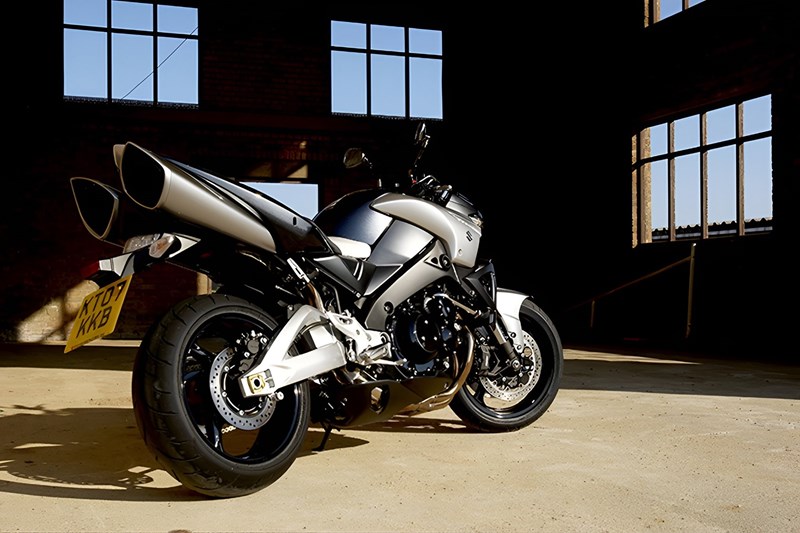 Der wohl weltgrößte Underseat Auspuff auf der B-King. Das kam so serienmäßig!