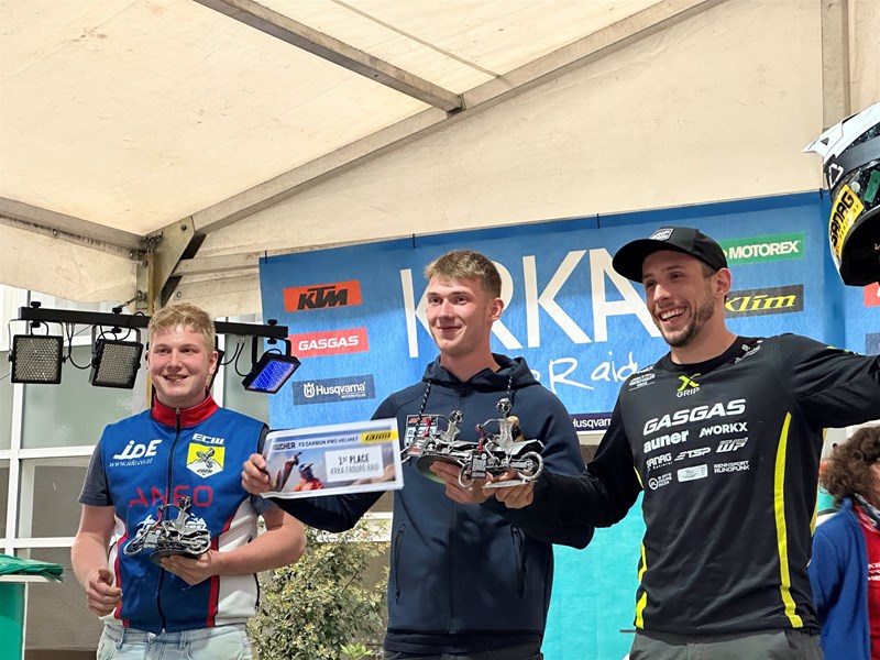Siegerehrung am Strand! Manuel Eder gewinnt das KRKA Enduro Race 2025 vor Matthias Buchinger und Sebastian Pinter. Siegerehrung am Strand! Manuel Eder gewinnt das KRKA Enduro Race 2025 vor Matthias Buchinger und Sebastian Pinter.