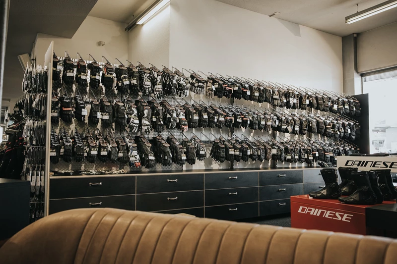 An der gigantischen Handschuhwand im Moto-Center Thun wird jeder fündig An der gigantischen Handschuhwand im Moto-Center Thun wird jeder fündig