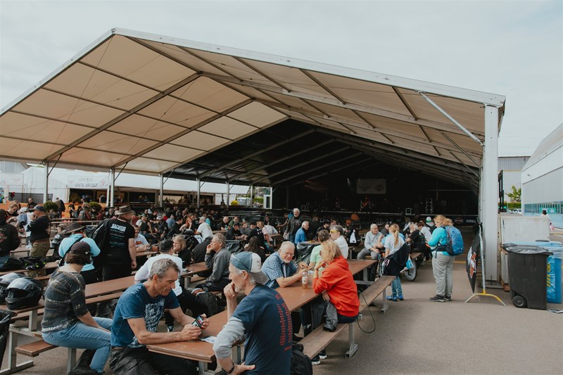 Am Love Ride ist jeder Biker willkommen. Ein unvergessliches Erlebnis mit einem herzerwärmenden Zweck. Am Love Ride ist jeder Biker willkommen. Ein unvergessliches Erlebnis mit einem herzerwärmenden Zweck.