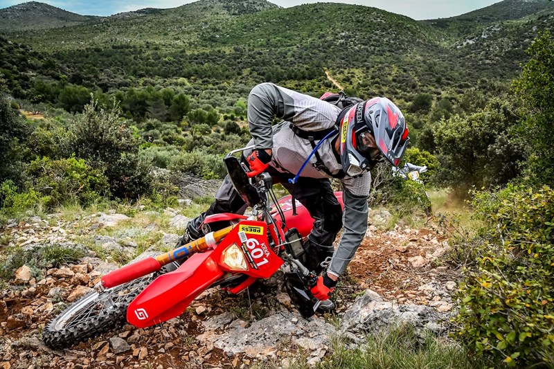 Erstaunlich - Die Stürze kosten viel Kraft, aber an der Enduro bleiben nur kleine Kratzer zurück - keine groben Probleme! Erstaunlich - Die Stürze kosten viel Kraft, aber an der Enduro bleiben nur kleine Kratzer zurück - keine groben Probleme!