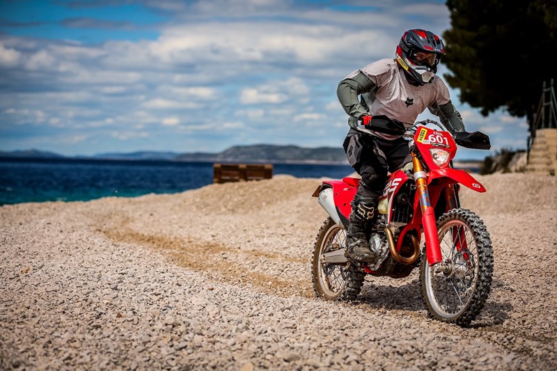 Der Abschluss des Tages findet am Strand statt! Beachrace beim KRKA Enduro