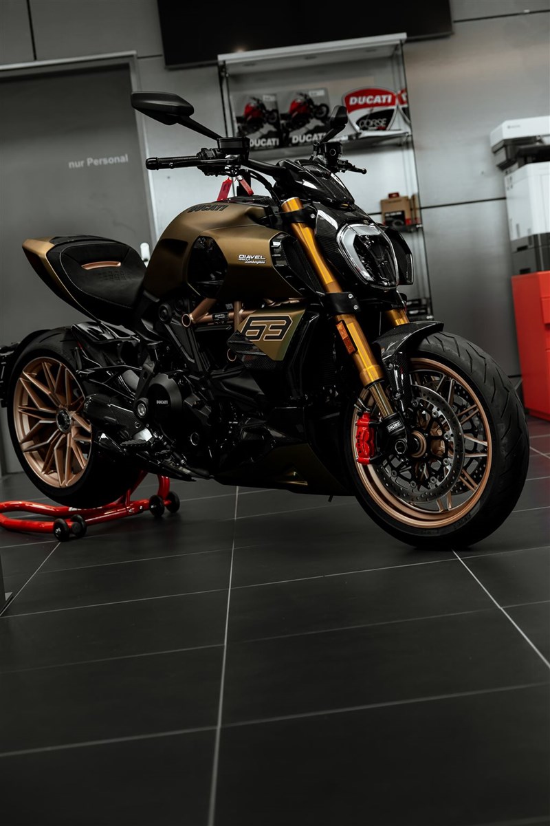 Mototech.ch hat neu eine Filiale in Perlen (Luzern) eröffnet - und da sind einige *Perlen" zu bestaunen, wie diese Ducati Diavel Lamborghini Edition Mototech.ch hat neu eine Filiale in Perlen (Luzern) eröffnet - und da sind einige *Perlen" zu bestaunen, wie diese Ducati Diavel Lamborghini Edition