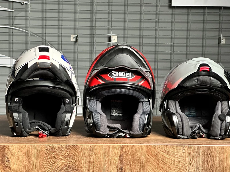 Großer Unterscheid! Im geöffneten Zustand bietet der HJC die geringste Angriffsfläche für den Wind! Großer Unterscheid! Im geöffneten Zustand bietet der HJC die geringste Angriffsfläche für den Wind!