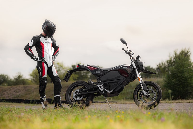 1000PS Bestzeit Videoformat - Verschiedenste Motorräder auf einer Strecke testen