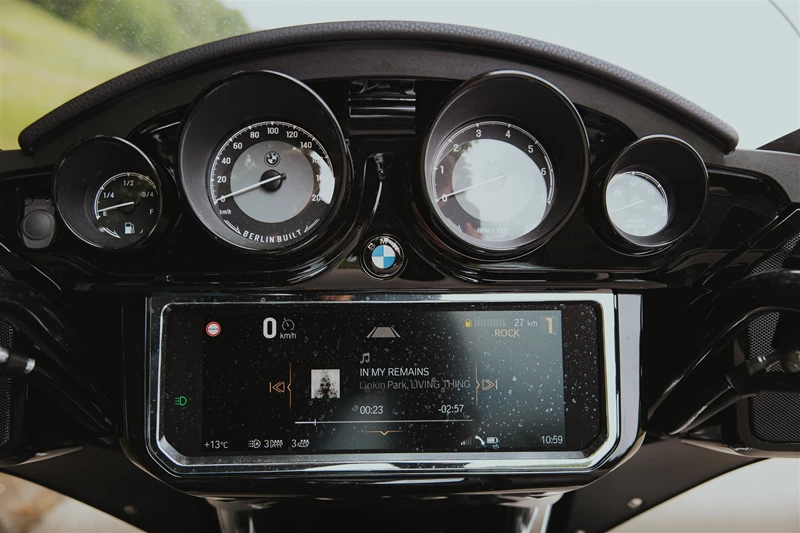 Bei der ersten Begegnung fast schon ein bisschen überfordernd. Die BMW R18 B hat alles mit an board Bei der ersten Begegnung fast schon ein bisschen überfordernd. Die BMW R18 B hat alles mit an board