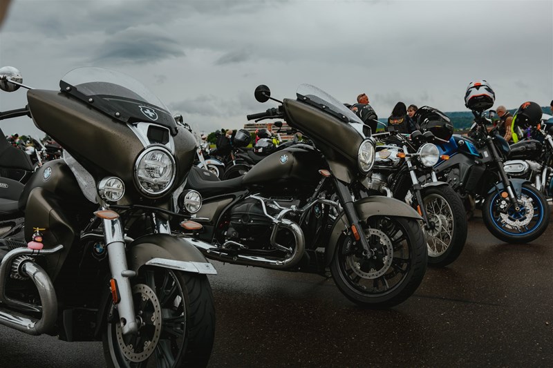 Die Wahrscheinlichkeit, eine zweite, fast identische BMW R18 B zu treffen, ist gering. Natürlich kamen wir direkt ins Gespräch Die Wahrscheinlichkeit, eine zweite, fast identische BMW R18 B zu treffen, ist gering. Natürlich kamen wir direkt ins Gespräch
