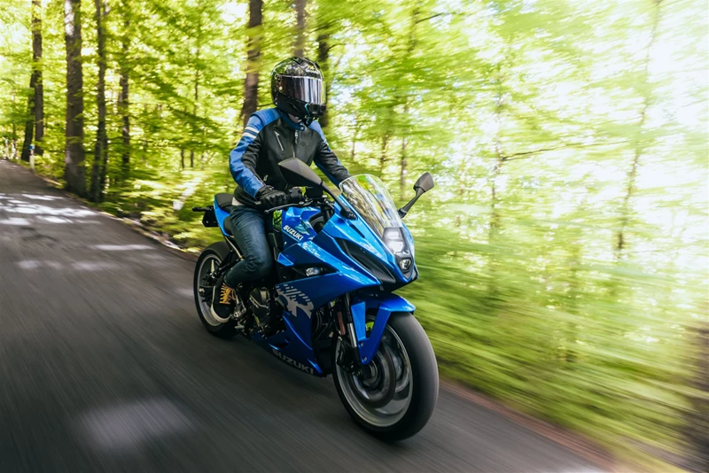 Suzuki GSX-8R: Erstaunlich viel Langstreckenkomfort für ein Bike mit Racing Ästhetik Suzuki GSX-8R: Erstaunlich viel Langstreckenkomfort für ein Bike mit Racing Ästhetik