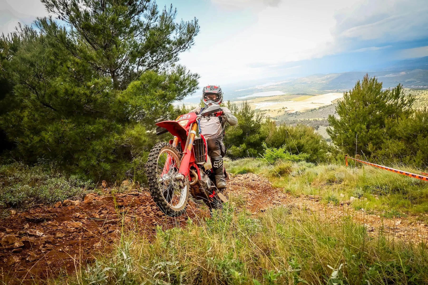 Ztuhlá předloktí při enduro jízdě - symptom křečí, boje a stresu v sedle.