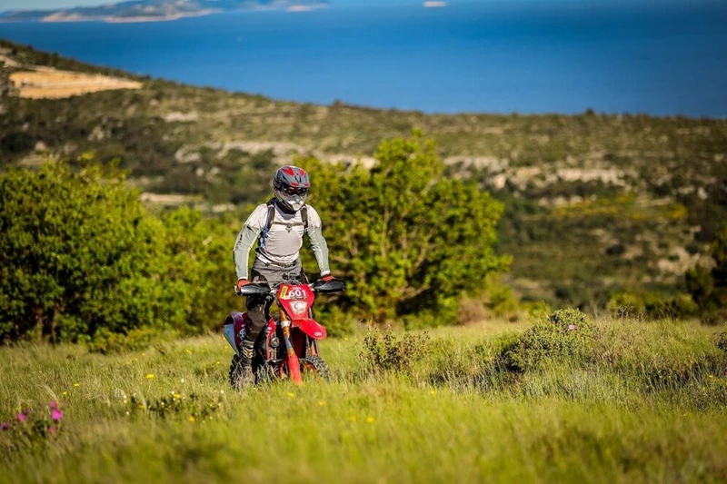 Positionierung am Motorrad gelingt am Besten durch feine Impulse über das Knöchelgelenk. Positionierung am Motorrad gelingt am Besten durch feine Impulse über das Knöchelgelenk.