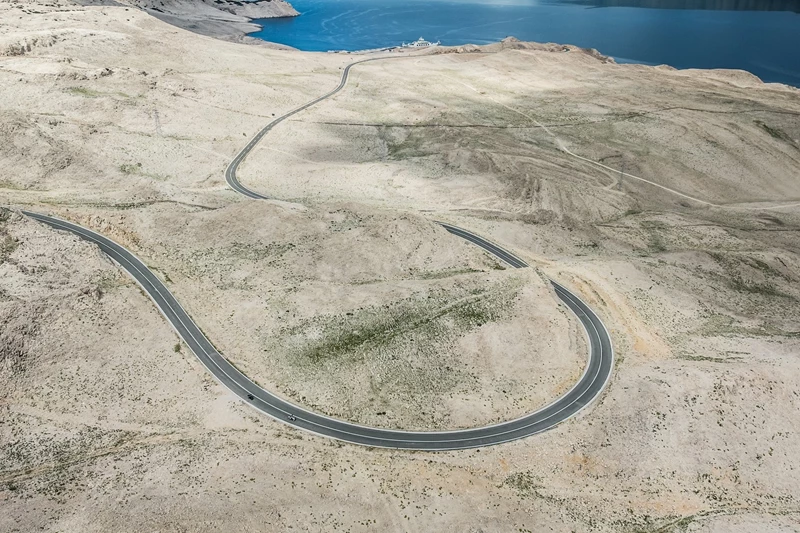 Karge Landschaft mit starken Kurven Karge Landschaft mit starken Kurven