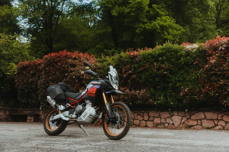 Wer den vollen Komfort bei Langstrecken möchte, muss bei Aprilia zusätzlich Upgrades ersteigern. Quickshifter und Griffheizung sind nicht standardmässig inklusive Wer den vollen Komfort bei Langstrecken möchte, muss bei Aprilia zusätzlich Upgrades ersteigern. Quickshifter und Griffheizung sind nicht standardmässig inklusive