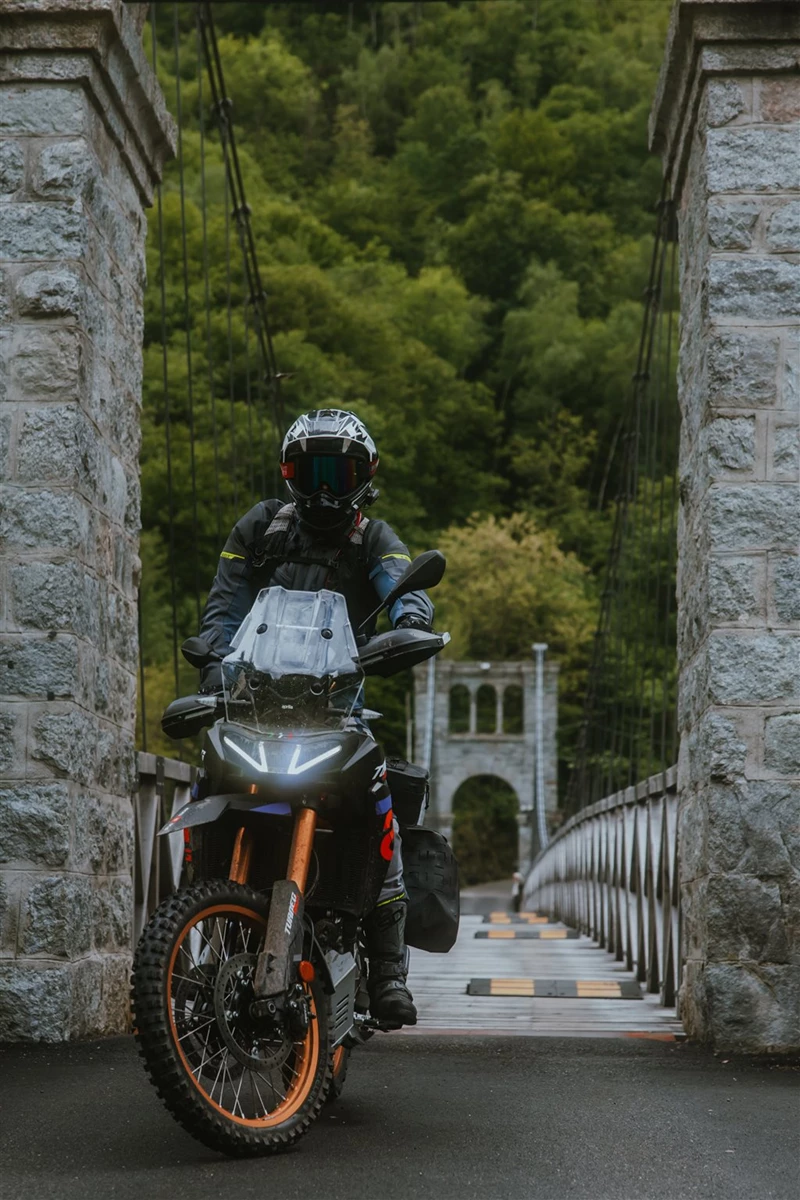 Wer denkt die Aprilia Tuareg Rally hat zu wenig Leistung - der muss mal ordentlich den Gashahn aufreissen! Wer denkt die Aprilia Tuareg Rally hat zu wenig Leistung - der muss mal ordentlich den Gashahn aufreissen!