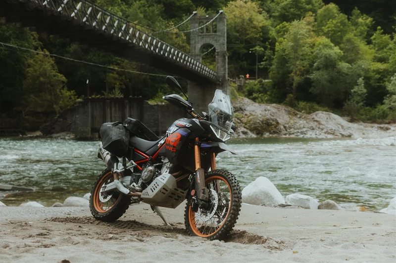 Eines der wichtigsten Erkenntnisse auf der Reise: Die Aprilia Tuareg Rally passt sich nicht dem Fahrer an, sondern der Fahrer der Tuareg Rally Eines der wichtigsten Erkenntnisse auf der Reise: Die Aprilia Tuareg Rally passt sich nicht dem Fahrer an, sondern der Fahrer der Tuareg Rally