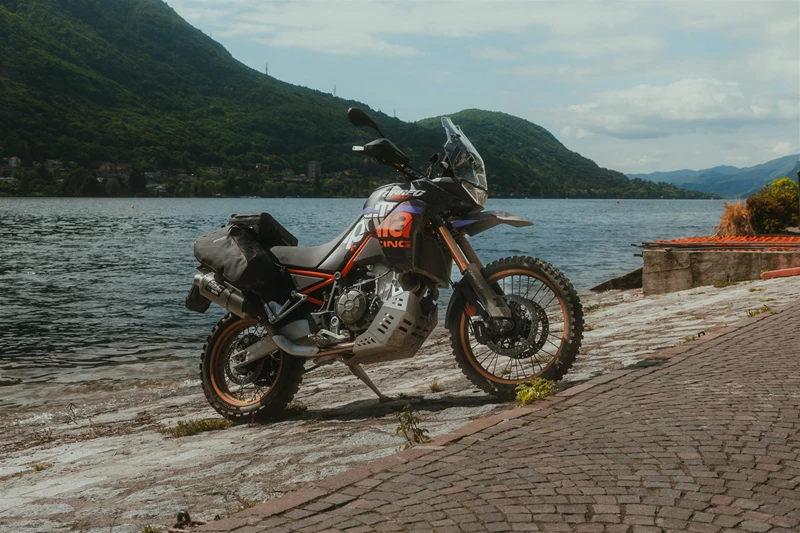 Die Aprilia Tuareg Rally schreit nach Motorsport DNA - und auch wenn viele die Power nie ausreizen: Das Gefühl und der Charakter spürt man beim Fahren Die Aprilia Tuareg Rally schreit nach Motorsport DNA - und auch wenn viele die Power nie ausreizen: Das Gefühl und der Charakter spürt man beim Fahren