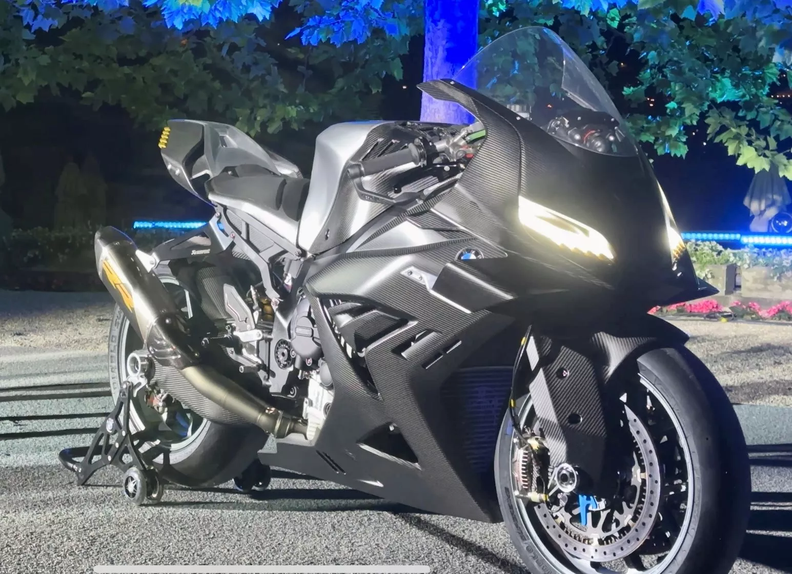 BMW Concept RR pri jazere Como