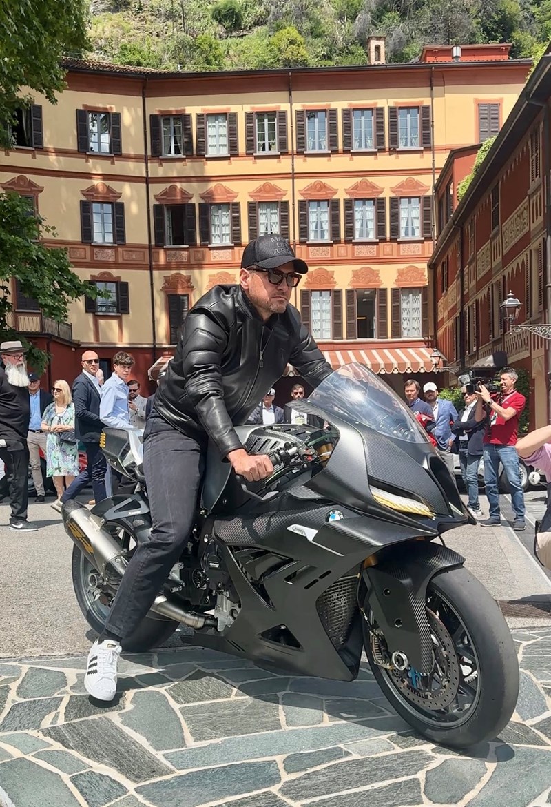 Markus Flasch, Chef von BMW Motorrad, im Sattel der Concept RR
