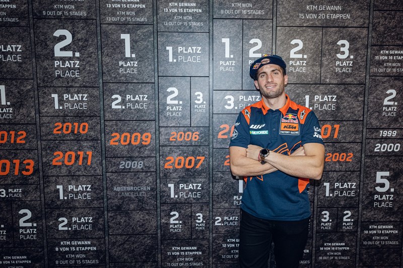 Kevin Benavides in der KTM Motohall