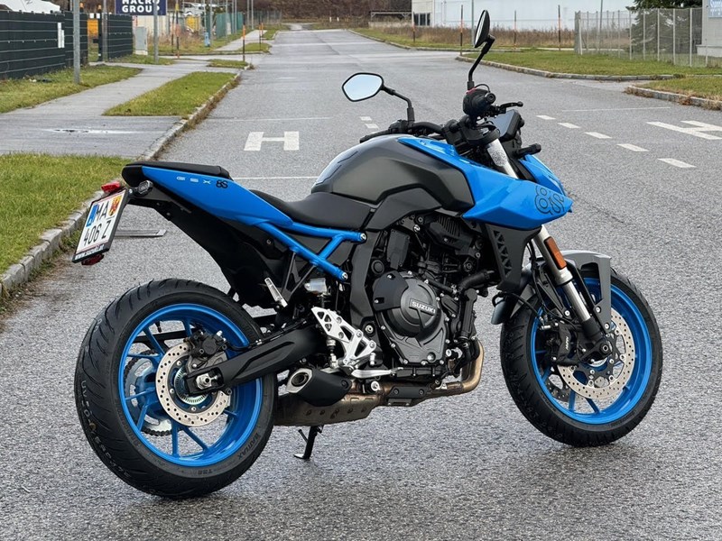Status Quo - Wir lieben die GSX-8S in blau! Noch mehr werden wir sie mit dem neuen Akra-Auspuff lieben! Status Quo - Wir lieben die GSX-8S in blau! Noch mehr werden wir sie mit dem neuen Akra-Auspuff lieben!