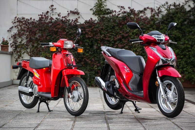 Der Honda SH50 Scoopy aus 1984 neben dem 2017er Honda SH125i.
