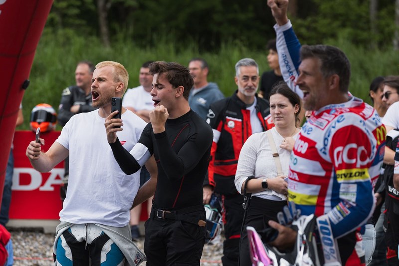 Influencer, Fahranfänger, Dakar-Finisher und Schaulustige: Am Honda Fun Race fand man eine kunterbunte Mischung an Menschen, alle mit der selben Passion: Motorräder Influencer, Fahranfänger, Dakar-Finisher und Schaulustige: Am Honda Fun Race fand man eine kunterbunte Mischung an Menschen, alle mit der selben Passion: Motorräder