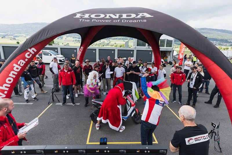 E-Pit Stop mit dem EM1e: Wer sich bunt verkleidet, kriegt am Honda Fun Race Zusatzpunkte