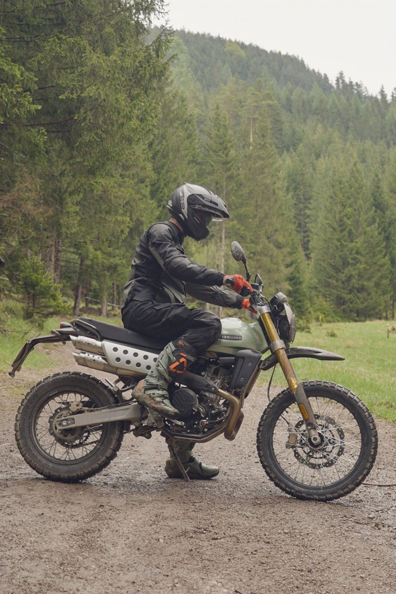 Dank dem bescheidenen Wetter bei den Offroad Testtagen 2025 konnte die Leatt MultiTour 5.5 Kombi ihre Vielseitigkeit beweisen. Dank dem bescheidenen Wetter bei den Offroad Testtagen 2025 konnte die Leatt MultiTour 5.5 Kombi ihre Vielseitigkeit beweisen.