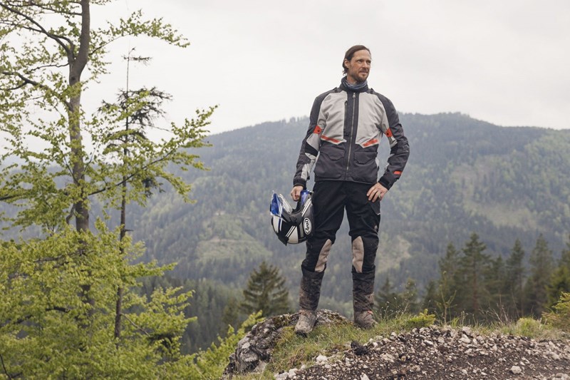 Die Leatt FlowTour 5.5 Kombi bietet beim Außenmaterial mehr Mesh-Anteile und ist dadurch luftiger.