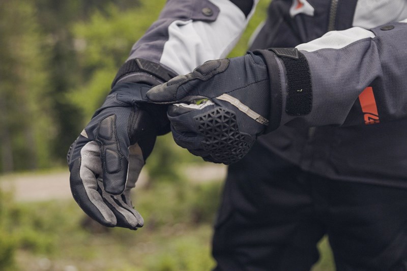 Die Leatt ADV X-Flow Handschuhe sind sehr angenehm zu tragen und bieten guten Grip am Lenker, auch wenn die Griffe schon nass und schlammig sind. Die Leatt ADV X-Flow Handschuhe sind sehr angenehm zu tragen und bieten guten Grip am Lenker, auch wenn die Griffe schon nass und schlammig sind.