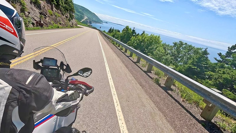 Unterwegs am Cabot Trail. Die Straße gilt als Top-Destination für Motorradfahrer in Nordamerika. Trotzdem: Unter der Woche ist es auf der Straße erstaunlich ruhig! Unterwegs am Cabot Trail. Die Straße gilt als Top-Destination für Motorradfahrer in Nordamerika. Trotzdem: Unter der Woche ist es auf der Straße erstaunlich ruhig!