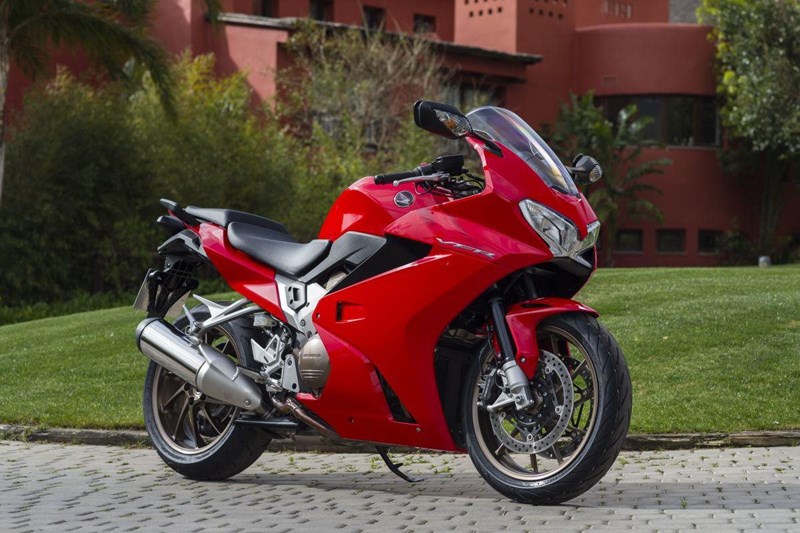Elegant, mit Einarm-Schwinge und V4: Die Honda VFR800F.