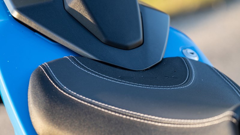 Sitzbank und Sozius-Abdeckung aus dem Suzuki Zubehörprogramm