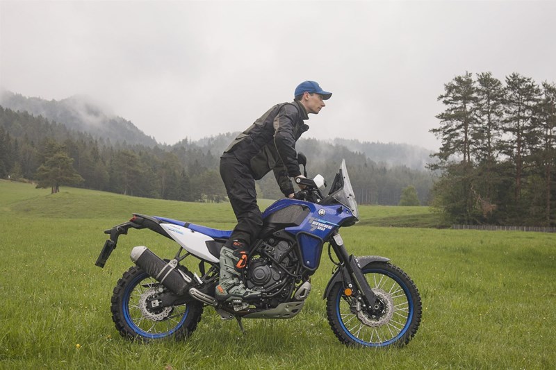 Dank der hohen Bewegungsfreiheit, eignet sich die Yamaha Tenere 700 besser denn je für große Piloten, wie den 1,92 m großen Mex im Bild. Dank der hohen Bewegungsfreiheit, eignet sich die Yamaha Tenere 700 besser denn je für große Piloten, wie den 1,92 m großen Mex im Bild.
