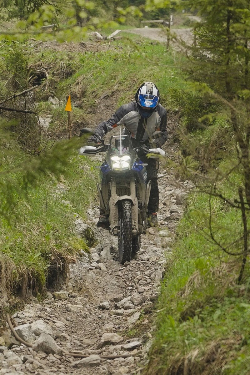 In unwegsamen Gelände gilt auf der Tenere noch mehr als auf anderen Offroad-Bikes, dass Geschwindigkeit und Zuversicht zum Erfolg führen. Wer zögert, bekommt allzu schnell die störrische Seite der Maschine zu spüren. In unwegsamen Gelände gilt auf der Tenere noch mehr als auf anderen Offroad-Bikes, dass Geschwindigkeit und Zuversicht zum Erfolg führen. Wer zögert, bekommt allzu schnell die störrische Seite der Maschine zu spüren.