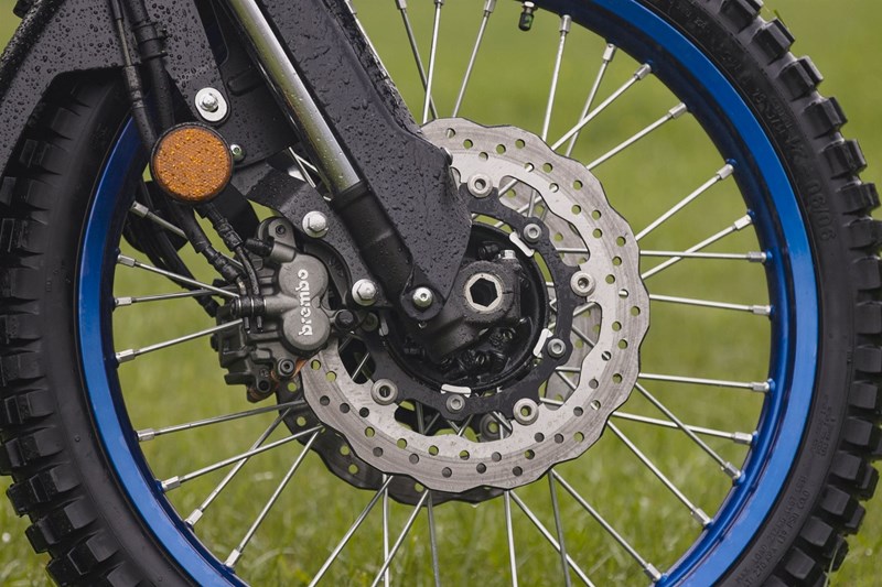 Auf der Straße mag die Yamaha Tenere Bremse etwas lasch wirken, im losen Gelände bietet sie aber genau die richtige Menge an Biss und Bremskraft. Auf der Straße mag die Yamaha Tenere Bremse etwas lasch wirken, im losen Gelände bietet sie aber genau die richtige Menge an Biss und Bremskraft.