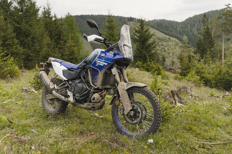 Ride-by-wire hin oder her, die Tenere bietet noch immer robuste Abenteurer-Qualitäten. Hinzu kommen pragmatische Updates beim Tankdeckel, Gepäckaufnahmen und Auspuffhalterung. Ride-by-wire hin oder her, die Tenere bietet noch immer robuste Abenteurer-Qualitäten. Hinzu kommen pragmatische Updates beim Tankdeckel, Gepäckaufnahmen und Auspuffhalterung.